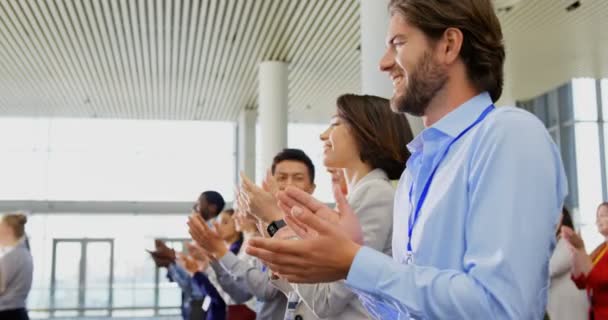 Seitenansicht Multiethnischer Geschäftsleute Die Business Seminar Stehen Und Applaudieren — Stockvideo