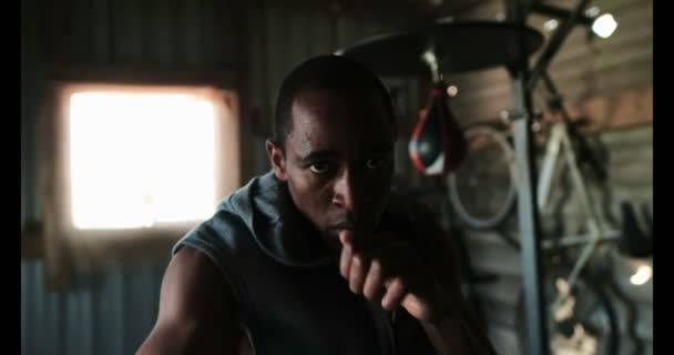 Frontansicht Eines Jungen Afrikanisch Amerikanischen Boxers Der Fitnessstudio Boxt Boxer — Stockvideo