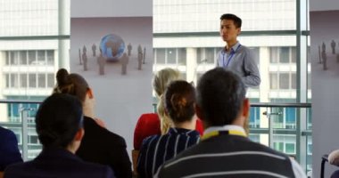 Konuşma ve iş Semineri 4 k podyumda ayakta Asya bir erkek hoparlör önden görünümü