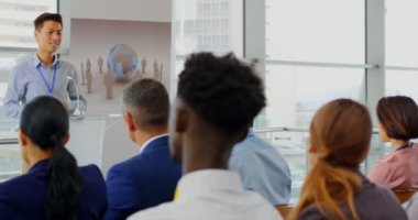Konuşma ve iş Semineri 4 k podyumda ayakta Asya bir erkek hoparlör önden görünümü