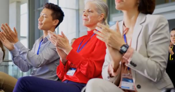 Frontansicht Multiethnischer Geschäftsleute Die Applaudieren Und Business Seminar Sitzen — Stockvideo