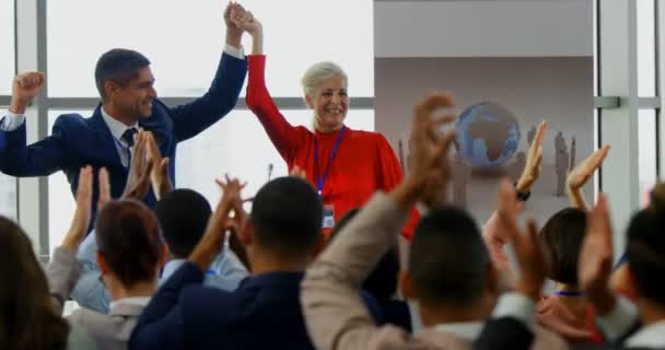 Vista Frontal Los Empresarios Caucásicos Celebrando Éxito Mientras Público Aplaude — Vídeo de stock