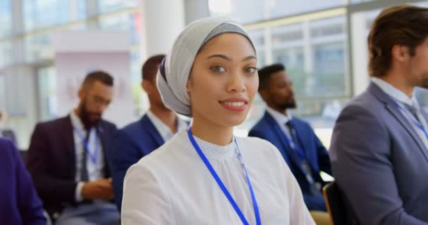 Seitenansicht Einer Jungen Asiatischen Geschäftsfrau Die Einem Business Seminar Teilnimmt — Stockvideo