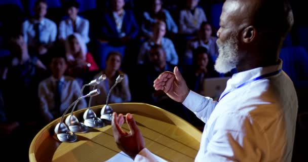 Konferans Salonu Seminerde Konuşan Üst Düzey Abd Işadamı Yan Görünüm — Stok video