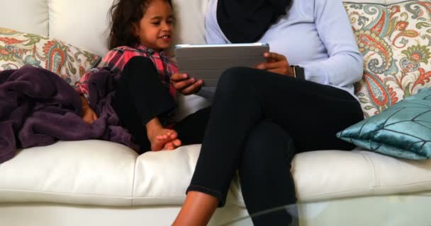 Vista Frontal Uma Jovem Mãe Asiática Vestindo Hijab Usando Tablet — Vídeo de Stock