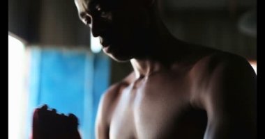 Fitness studio el şal giyen genç Afro-Amerikan erkek boxer önden görünümü. O için hazırlanıyor 4 k eğitim