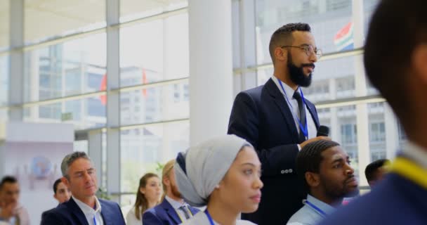 Ayakta Bir Mikrofon Hoparlör Semineri Dinlerken Tutan Bir Karışık Irk — Stok video