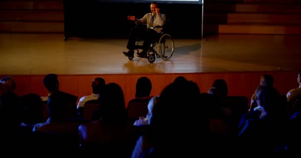 Первый Взгляд Зрелого Кавказского Бизнесмена Инвалида Выступающего Бизнес Семинаре Аудитории — стоковое видео