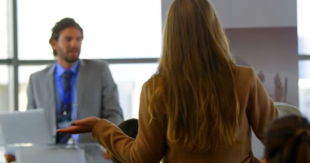 Achteraanzicht Van Een Jonge Zakenvrouw Die Een Vraag Wil Stellen — Stockvideo