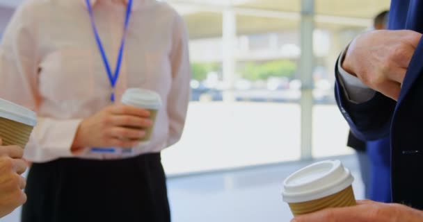 Mittelteil Eines Kaukasischen Geschäftsmannes Der Einer Geschäftsfrau Einem Wirtschaftsseminar Seine — Stockvideo