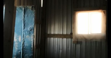 Genç Afro-Amerikan erkek boksör boks fitness salonunda pratik yan görünüm. O kum torbası 4 k vuruyor