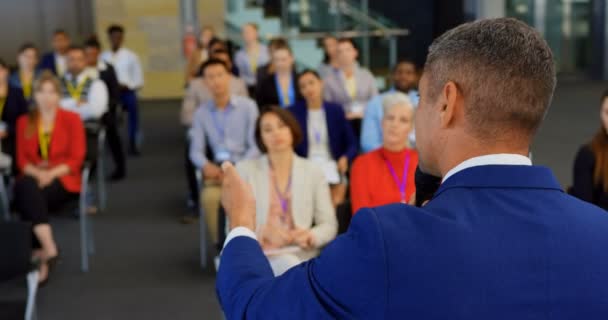 Vista Trasera Hombre Caucásico Hablando Público Frente Seminario Negocios — Vídeos de Stock