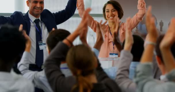 Θέα Μπροστά Καυκάσια Επαγγελματίες Άνθρωποι Γιορτάζει Την Επιτυχία Τους Ενώ — Αρχείο Βίντεο