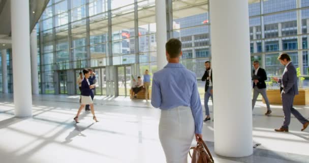 Rückansicht Einer Kaukasischen Geschäftsfrau Die Der Bürolobby Voller Geschäftsleute Einen — Stockvideo