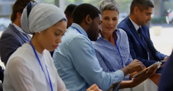 Vue Latérale Jeunes Hommes Affaires Multiethniques Utilisant Une Tablette Numérique — Video