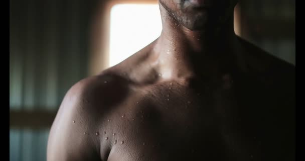 Vista Frontal Joven Boxeador Afroamericano Pie Estudio Fitness Está Mirando — Vídeo de stock
