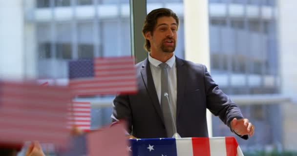 Seminerinde Amerikan Bayrakları Yükselten Halka Konuşan Kafkas Bir Erkek Konuşmacının — Stok video