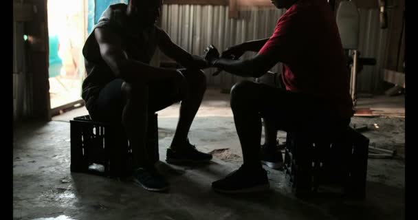 Visão Lateral Treinador Masculino Afro Americano Maduro Ajudando Jovem Boxeador — Vídeo de Stock