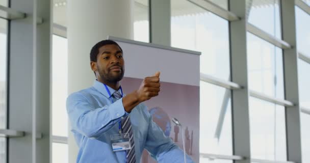 ビジネスセミナーで一般の人々に話すアフリカ系アメリカ人男性スピーカーの側面図 — ストック動画