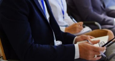 Not etmek üstünde iş Semineri 4 k katılırken yazma bir Kafkas işadamı yan görünüm