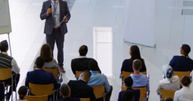 Bir Pano ayakta ve iş Semineri 4 k halka konuşma bir beyaz erkek hoparlör yüksek açılı görünüş