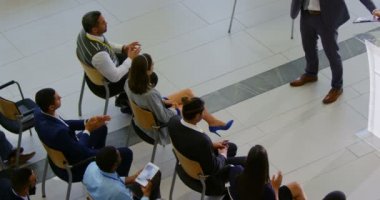 Bir Pano ayakta ve iş Semineri 4 k halka konuşma bir beyaz erkek hoparlör yüksek açılı görünüş