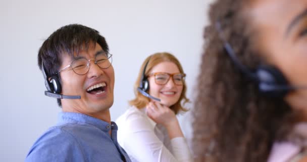 Retrato Jóvenes Ejecutivos Ventas Clientes Multiétnicos Felices Hablando Con Auriculares — Vídeos de Stock