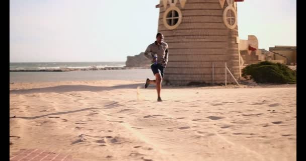 Widok Przodu Młodych African American Runner Męskie Jogging Plaży Promieniach — Wideo stockowe