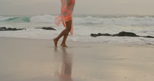 Mujer Afroamericana Dando Vueltas Playa Ella Está Divirtiendo — Vídeo de stock