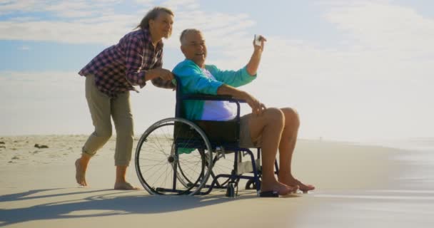 Zijaanzicht Van Actieve Senior Kaukasische Paar Nemen Selfie Met Mobiele — Stockvideo
