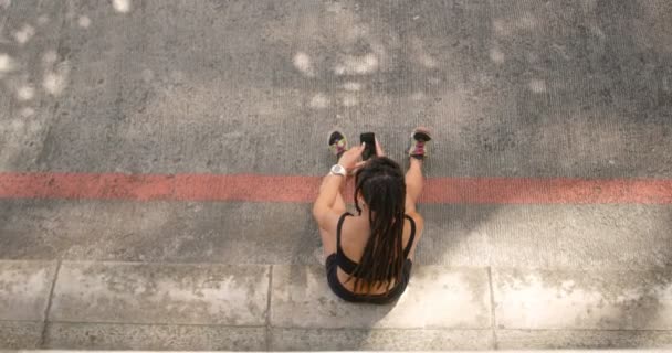 Vista Ángulo Alto Mujer Afroamericana Utilizando Teléfono Móvil Ciudad Ella — Vídeo de stock