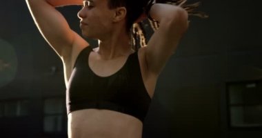 Şehirde başını sallayan genç Afro-Amerikan kadının ön görünümü. O bir köprü 4k yanında duruyor