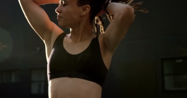 Front Bild Ung Afrikansk Amerikansk Kvinna Skakar Huvudet Staden Hon — Stockvideo