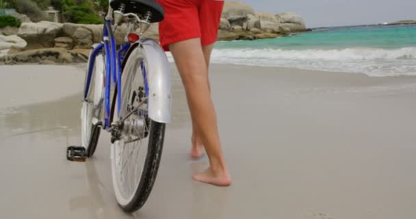 Vista Trasera Del Hombre Caucásico Caminando Con Bicicleta Playa Hermoso — Vídeos de Stock