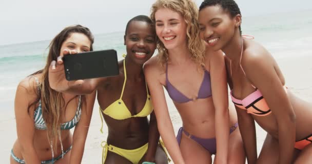 Вид Спереди Подруг Смешанной Расы Делающих Селфи Мобильным Телефоном Пляже — стоковое видео
