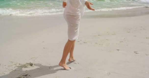 在阳光明媚的日子里 快乐的白种女人在沙滩上跳舞 她有乐趣 — 图库视频影像
