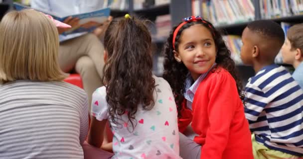 Vista Lateral Asiática Olhando Para Trás Sorrindo Biblioteca Escola Professora — Vídeo de Stock