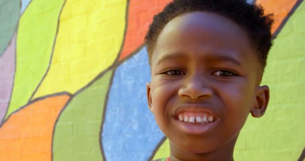 Вид Спереди Счастливого Афроамериканского Школьника Стоящего Стены Школе Смотрит Камеру — стоковое видео