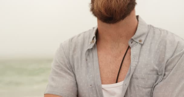 Vista Frontal Del Hombre Caucásico Pie Con Los Brazos Cruzados — Vídeos de Stock