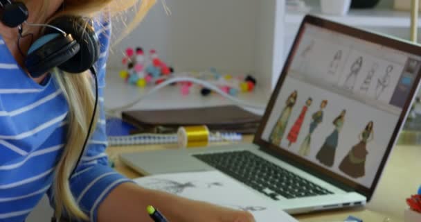 Вид Збоку Кавказького Жіночого Модельєра Використанням Графічного Планшета Столі Офісі — стокове відео