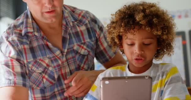 Sınıfta Dijital Tablet Üzerinde Öğretim Kafkas Erkek Öğretmen Görünümü Birbirleriyle — Stok video