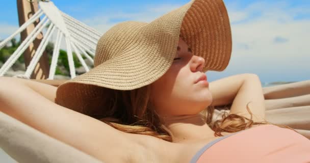 Vista Frontal Mujer Caucásica Relajándose Una Hamaca Playa Ella Está — Vídeo de stock