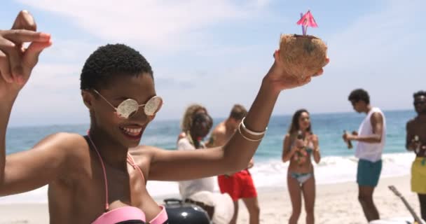 Vista Frontale Della Donna Afroamericana Che Balla Sulla Spiaggia Maschio — Video Stock