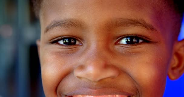Крупный План Счастливого Афроамериканского Школьника Стоящего Школьном Коридоре Смотрит Камеру — стоковое видео