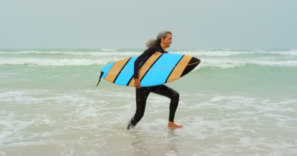 Side View Active Senior African American Female Surfer Running Sea — Stock Video