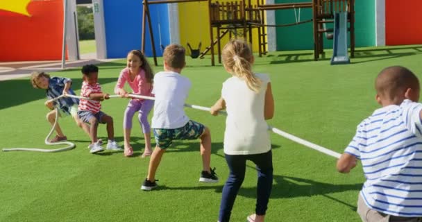 Rückansicht Von Schülern Gemischter Rassen Beim Tauziehen Auf Dem Schulhof — Stockvideo