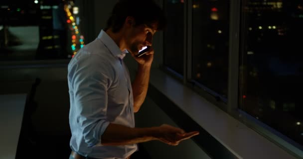 Genç Kafkas Erkek Yöneticinin Modern Ofiste Pencerenin Yanında Cep Telefonuyla — Stok video