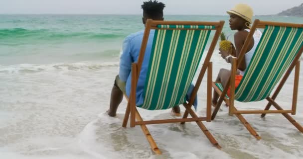 Widok Tyłu African American Para Picia Soku Ananasowego Plaży Komunikują — Wideo stockowe