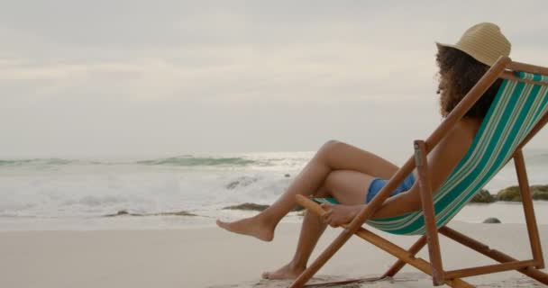 Zijaanzicht Van Afro Amerikaanse Vrouw Ontspannen Een Ligstoel Het Strand — Stockvideo