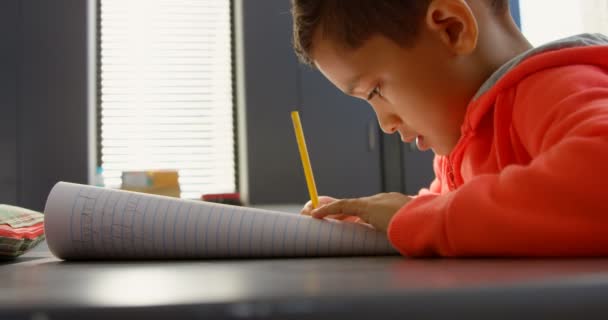 Zijaanzicht Van Attente Aziatische School Jongen Studeren Aan Balie Klas — Stockvideo